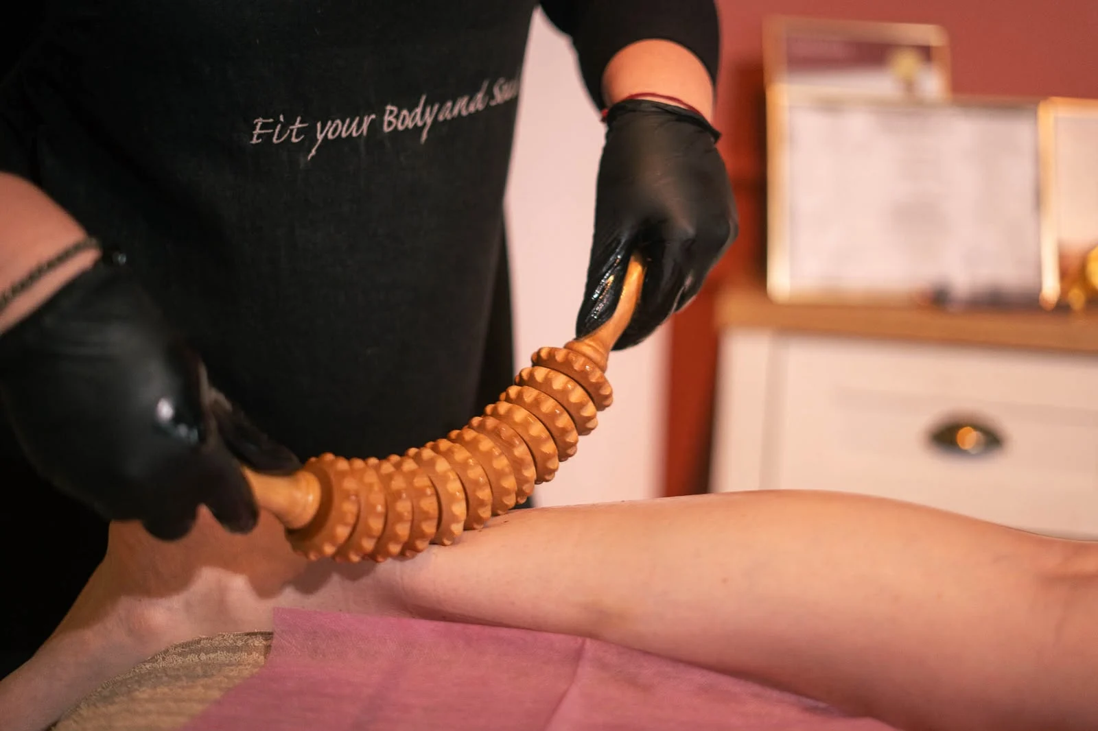Maderotherapie am Körper mit Holzrolle